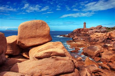 Rosa Granitküste-rosa Fels mit Leuchtturm